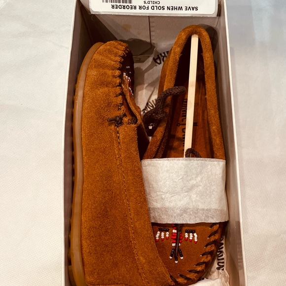 NIB Minnetonka Brown Suede Beaded Fringe  Soft Moccasin, big girl size 2 - Picture 2 of 8